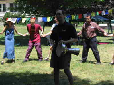 mantradance.jpg (118159 bytes)