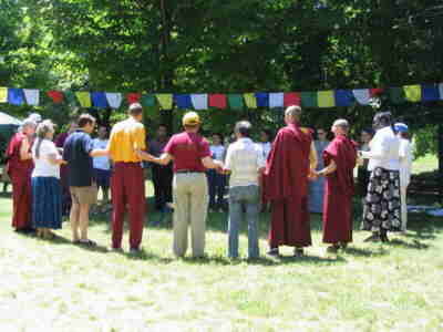 uwcircle.jpg (136968 bytes)