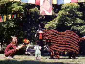 festival2.jpg (128220 bytes)
