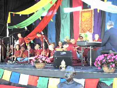 tlchoir2.jpg (145606 bytes)